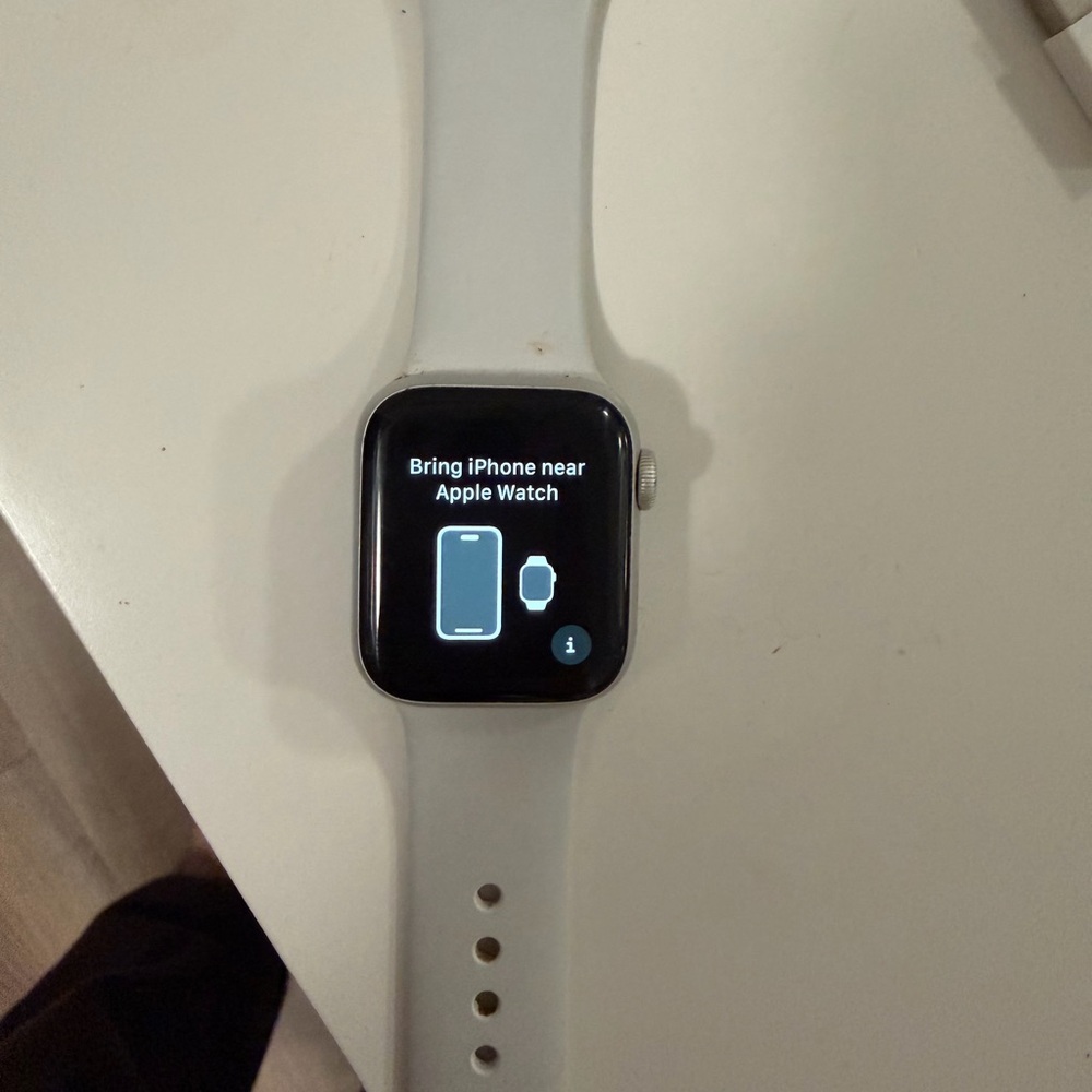 Apple Watch Series 5, 40mm - Picture 3 of 3